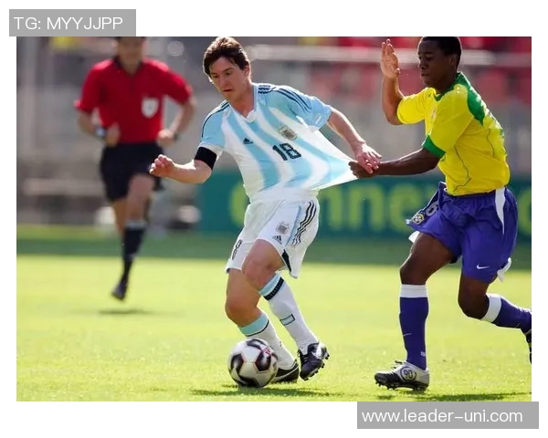 球迷兴奋拍照记录足球明星现身瞬间分享精彩时刻与偶像的亲密接触