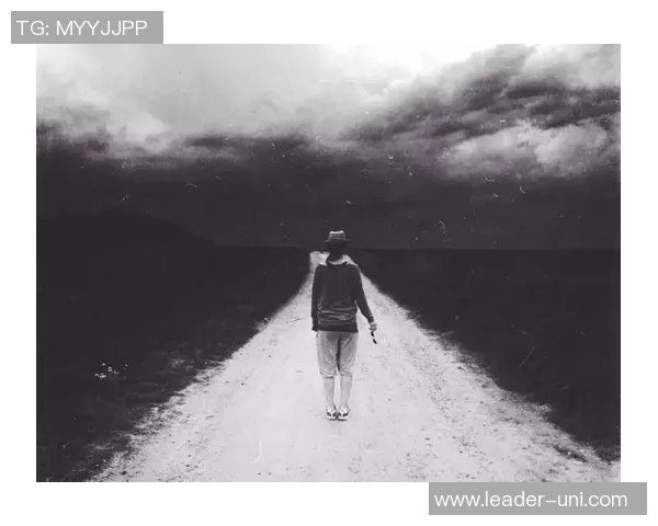 足球明星走路如社会人展现自信风范与独特魅力